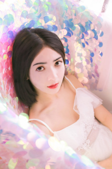 女同桌上课总是借纸巾